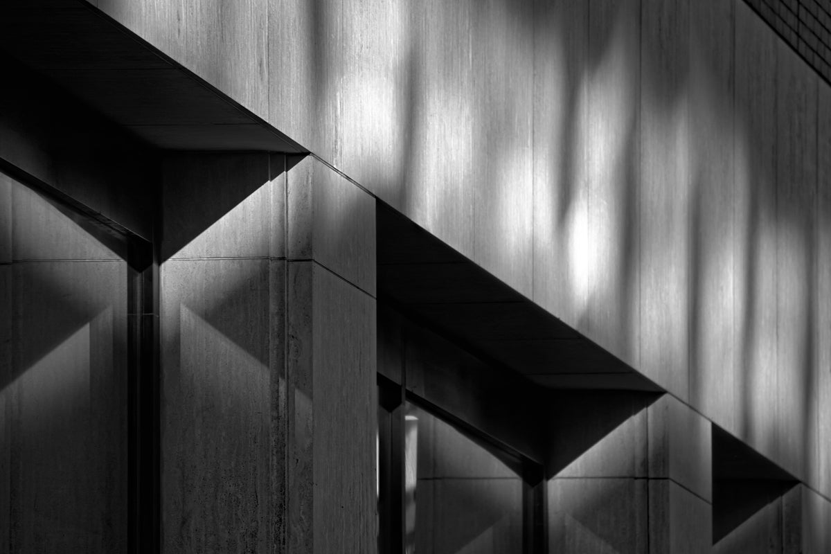 photo-wallpaper-concrete-facade-in-black-and-white-diagonal-edges-in-raking-light