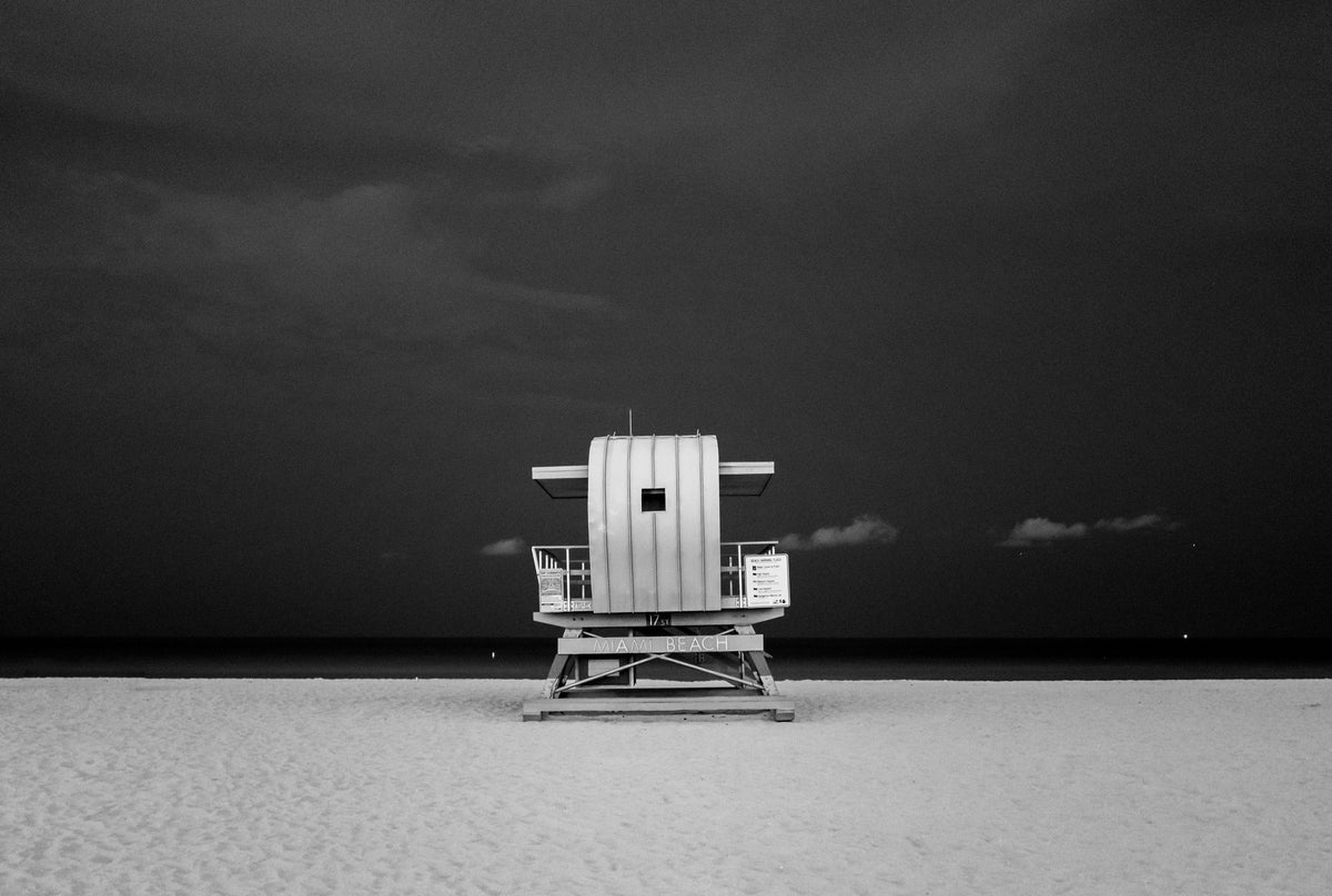 photo-wallpaper-solitary-lifeguard-stand