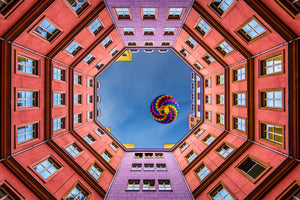 photo-wallpaper-colorful-courtyard-balloon