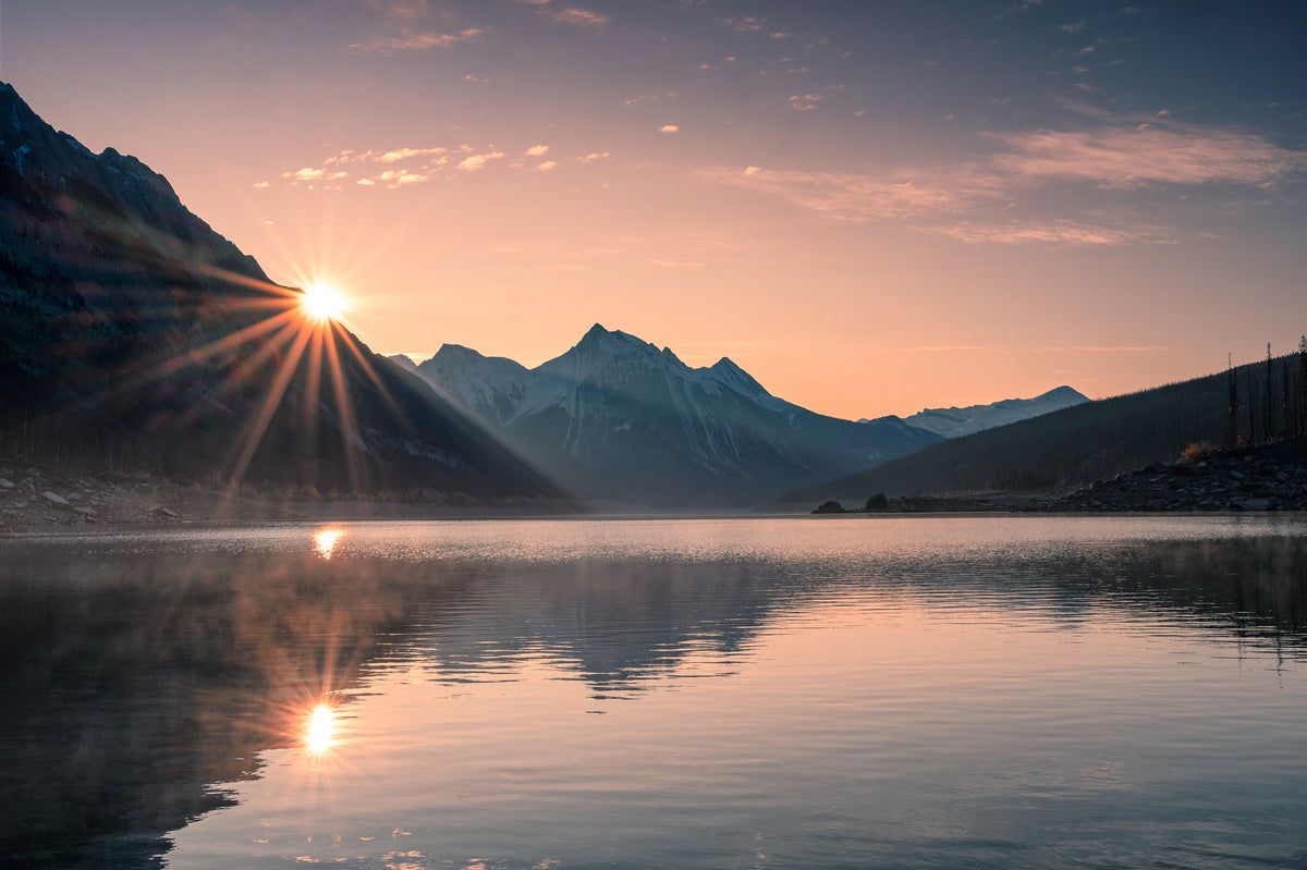 photo-wallpaper-sunrise-on-mountain-with-foggy-in-medicine-lake-at-jasper
