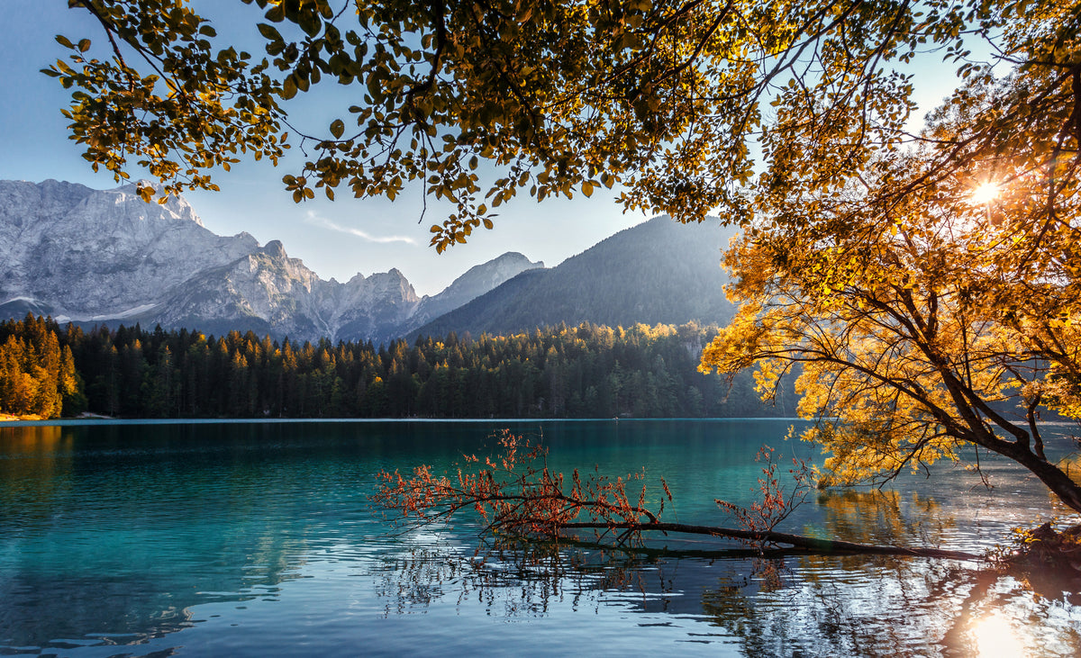photo-wallpaper-turquoise-mountain-lake-in-autumn-foliage-backlight-over-the-peaks
