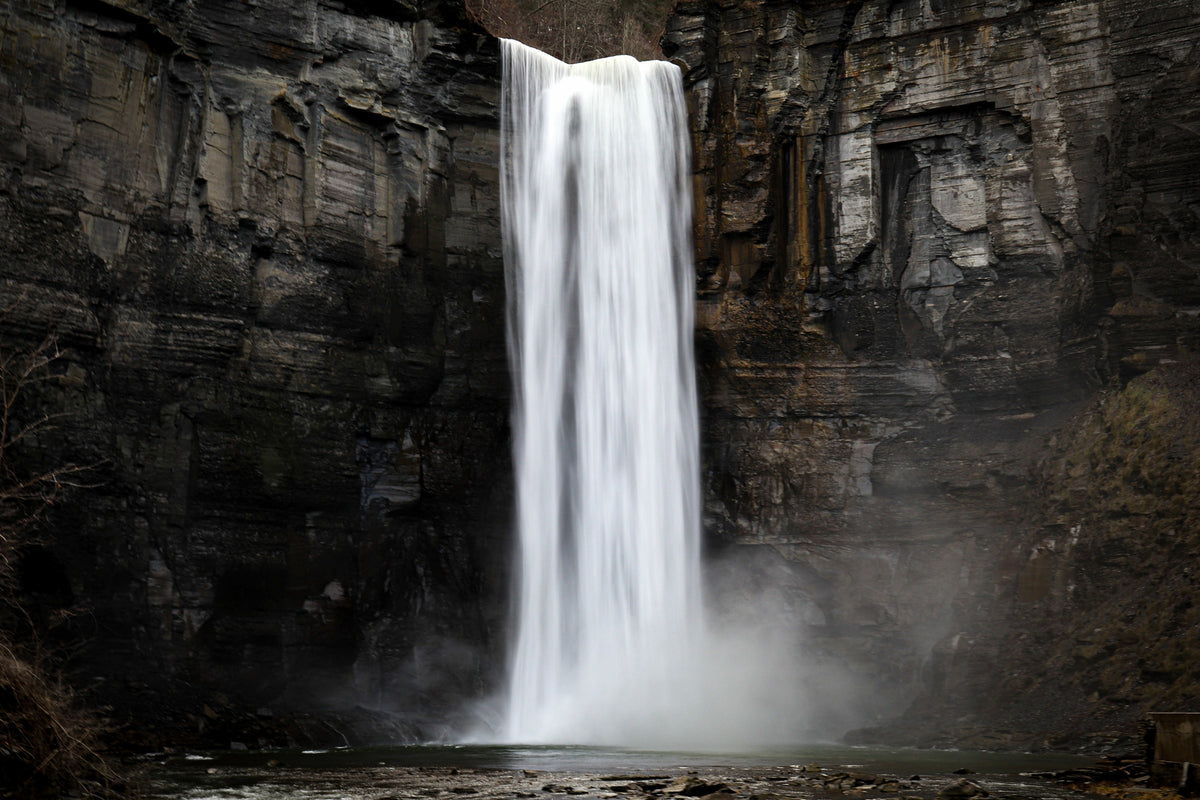 photo-wallpaper-taughannock-falls-plunging-silky-white-down-a-dark-shale-cliff