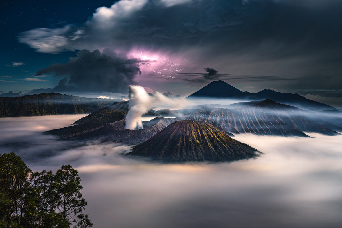 photo-wallpaper-erupting-volcano-lightning