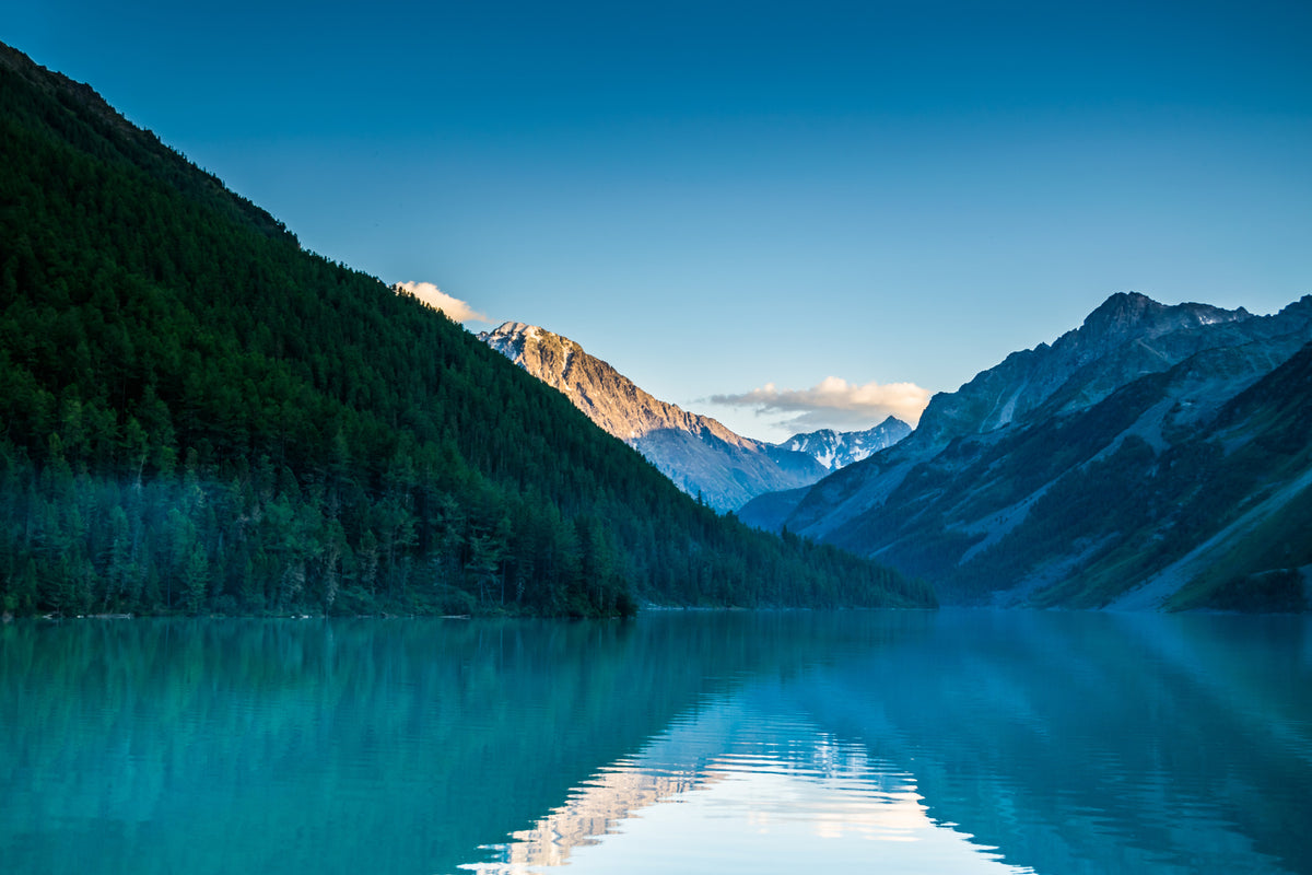 photo-wallpaper-turquoise-mountain-lake-at-dusk-between-forested-slopes