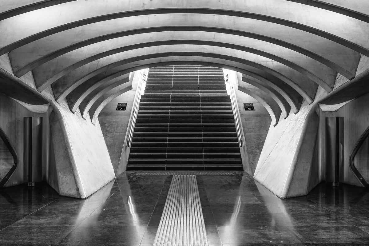 photo-wallpaper-geometric-stairway-reflection