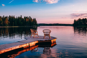 photo-wallpaper-two-wooden-chairs-on-a-wood-pier-overlooking-a-lake-at-sunset