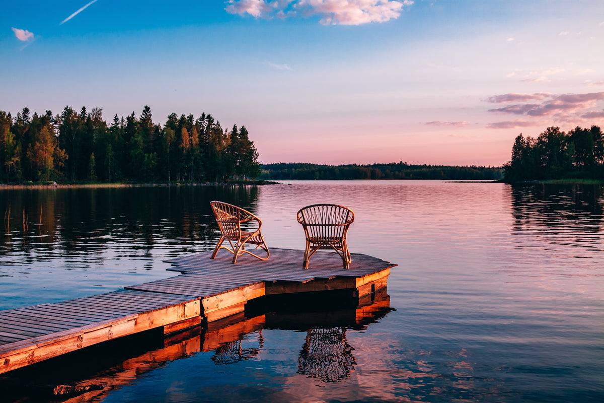 photo-wallpaper-two-wooden-chairs-on-a-wood-pier-overlooking-a-lake-at-sunset