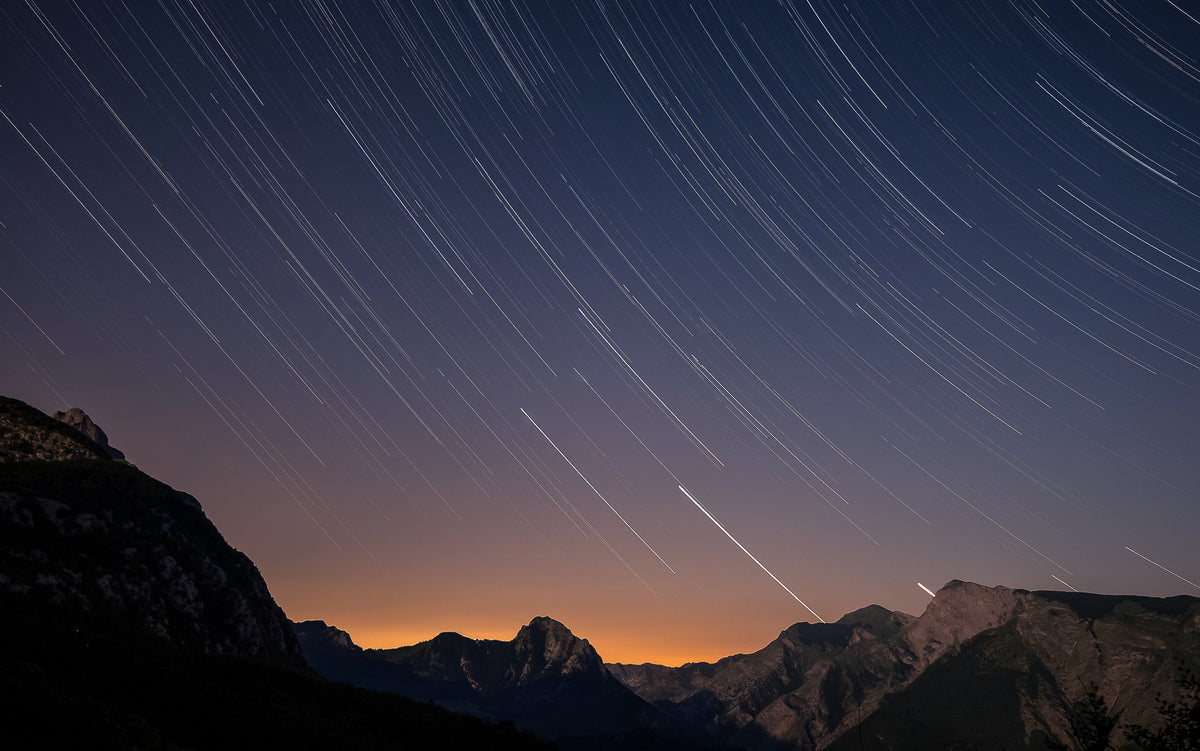 photo-wallpaper-startrails-over-the-apuan-alps-at-sunset-tuscany-italy