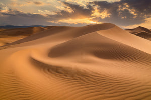 photo-wallpaper-sunset-over-the-sand-dunes-in-the-desert