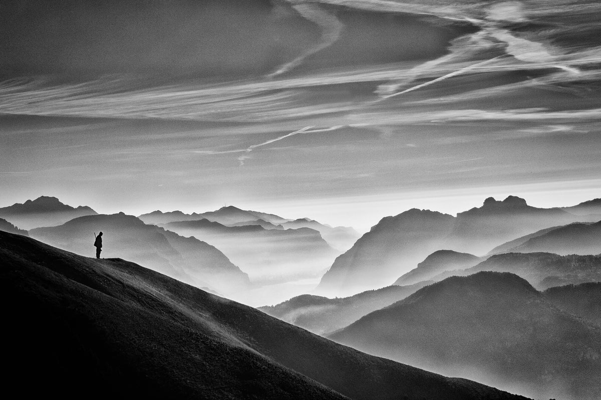 photo-wallpaper-hunter-in-the-fog-bw-x