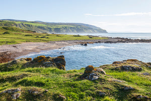 photo-wallpaper-scottish-coastal-bay-with-lichen-covered-rocks-in-summer-light