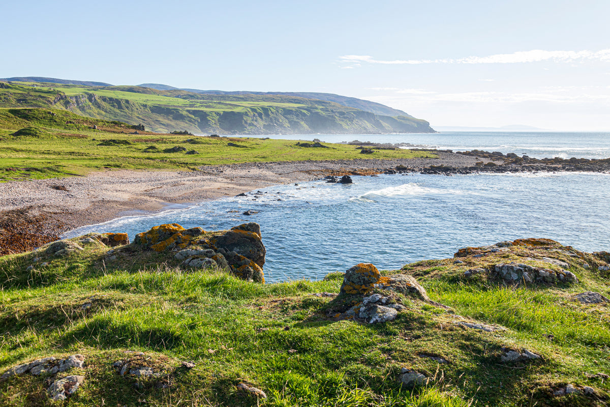 photo-wallpaper-scottish-coastal-bay-with-lichen-covered-rocks-in-summer-light