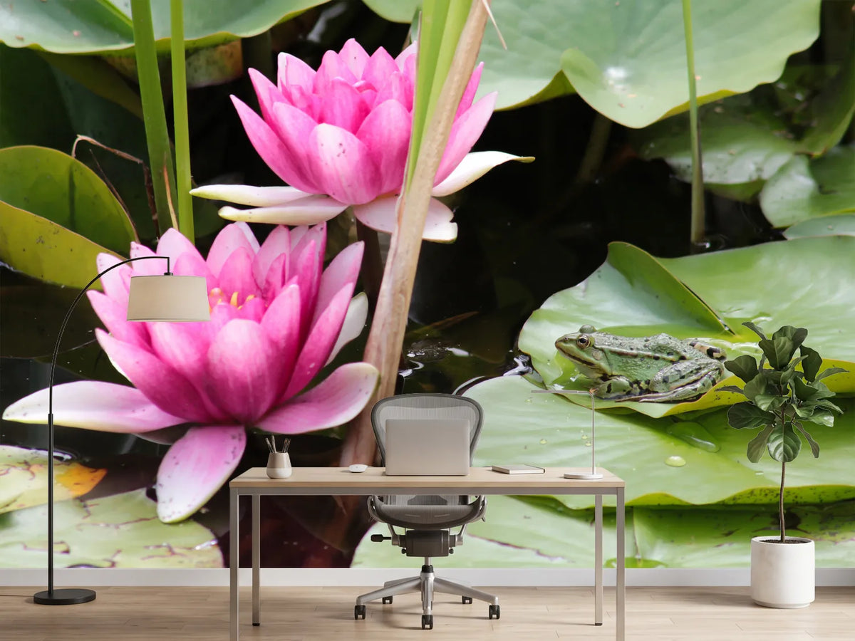 photo-wallpaper-the-frog-in-the-protection-of-water-lilies