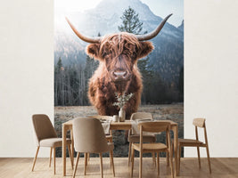 photo-wallpaper-highland-cow-with-sweeping-horns-before-misty-mountains