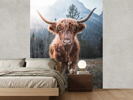 photo-wallpaper-highland-cow-with-sweeping-horns-before-misty-mountains